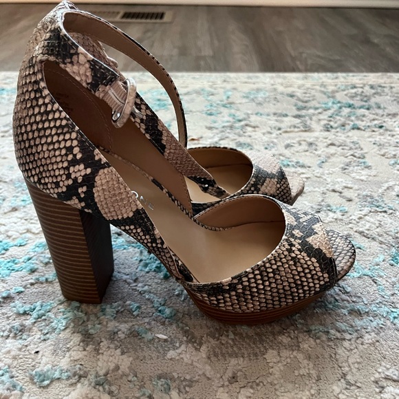 Elegant Snakeskin Patterned Heels - Picture 2 of 5
